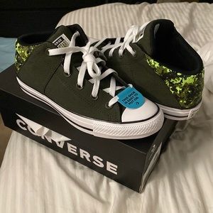 NWB kids size 6 converse